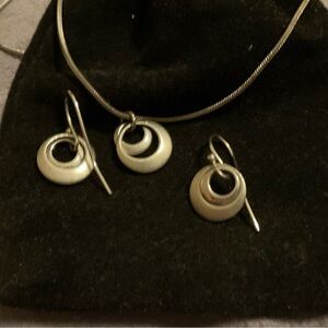 Silver circle necklace with earrings